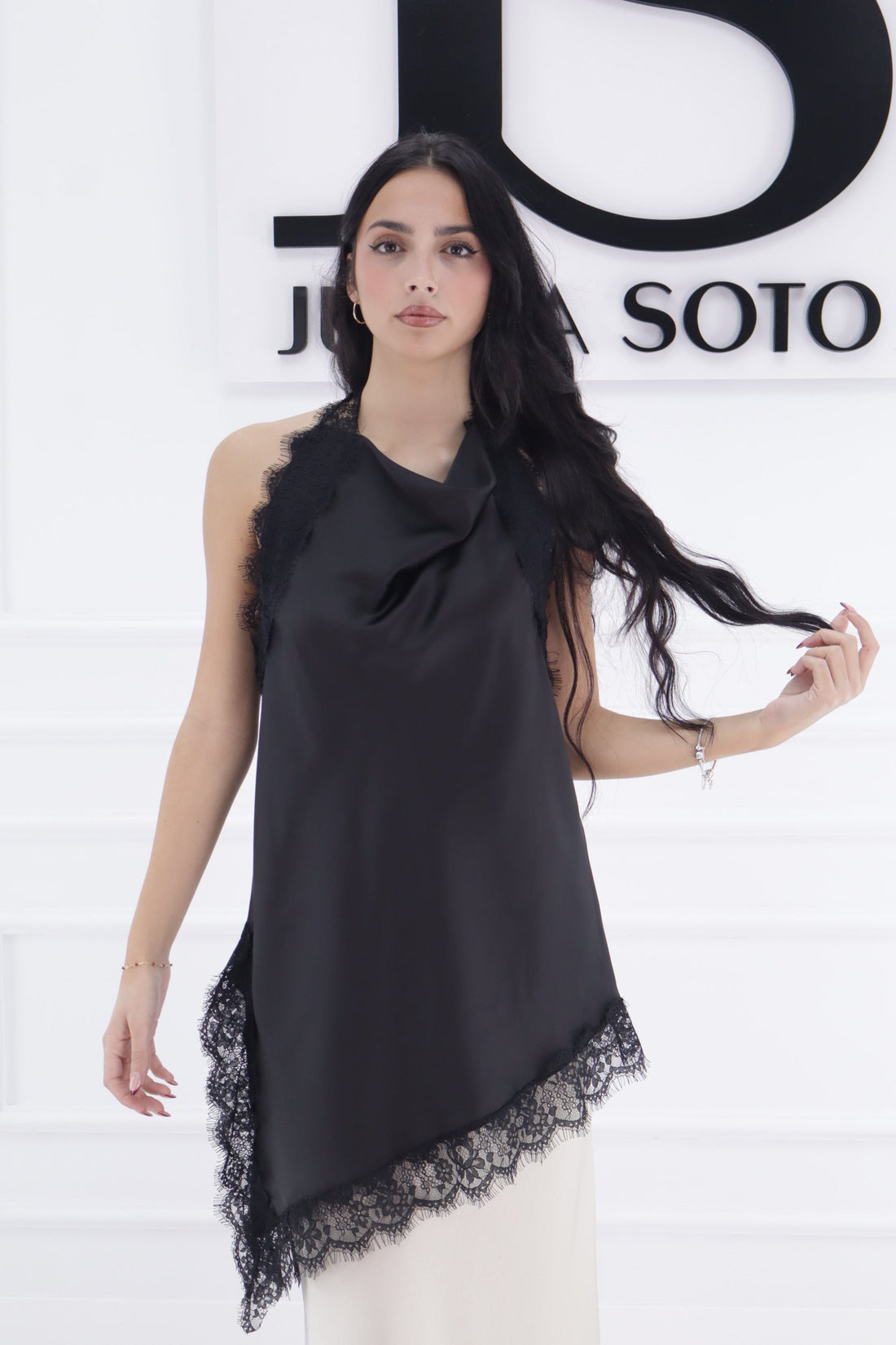 Lencera cogida al cuello 19680